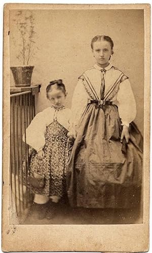 Carte de visite Portrait of two nice little girls in Sardinian (?) costume or other sud S314