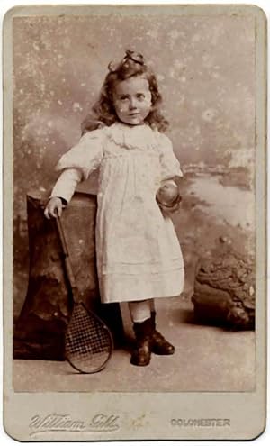 Nice Carte de visite Little girl with tennis racket 1875c W. Gill - Colchester