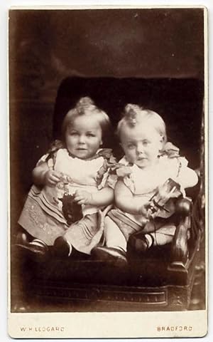 Nice Carte de visite Couple of twins with toys Children 1875c W. H. Ledgard - Bradford