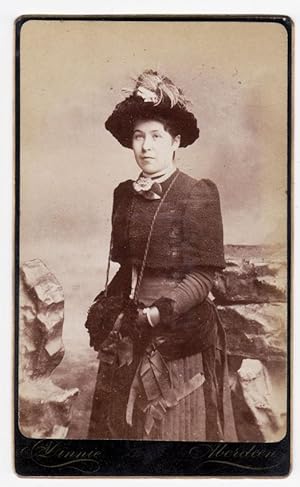 Carte de visite Aberdeen Portrait of woman with sleeve Photo Dinnie 1870c S747