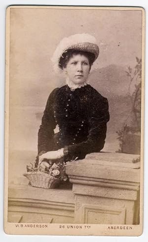 Carte de visite Aberdeen Portrait of woman with basket of flowers Photo Anderson 1870c S748