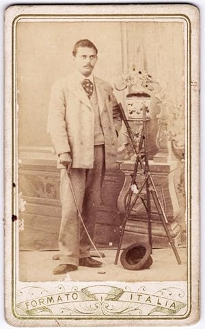 Carte de visite Palermo Portrait of a man with hat on the floor Photo Mandanici 1890c S704