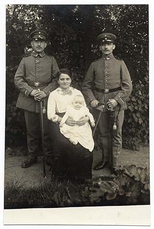 World war 1 Two German soldiers Woman Child Original silver photo 1915c S956