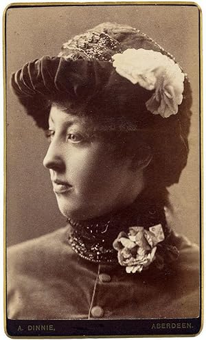 Carte de visite Aberdeen Excellent portrait Woman with hat Albumen phot A. Dinnie 1880c S966