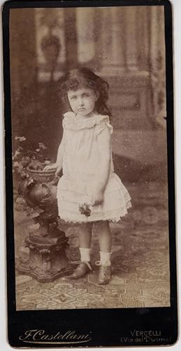 Little girl portrait with a flower in her hand Vercelli 1890cF. Castellani L485