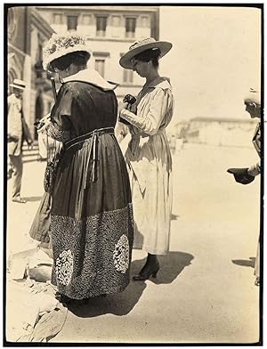 Unknown place. Two women and a beggar Small original photo 1919 S1029
