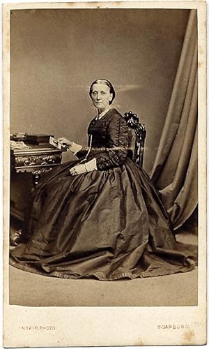 Carte de visite A Woman with photo albums and carte de visite in her hand Inskip Scarboro