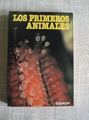 Seller image for Los primeros animales for sale by GALLAECIA LIBROS