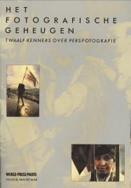 Immagine del venditore per Het fotografisch geheugen. Twaalf kenners over persfotografie venduto da Antiquariaat Parnassos vof