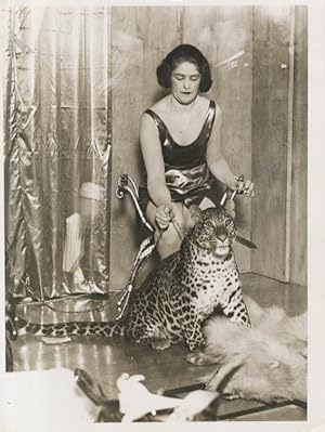 Curiosa fotografia originale in b.n., formato mm. 150x200, che raffigura "Il leopardo "Bebe" nell...