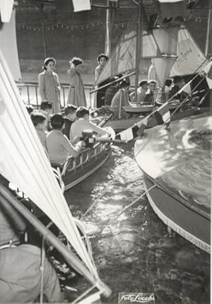 Fotografia originale in b.n., formato mm. 120x170, raffigurante una giostra con imbarcazioni gall...