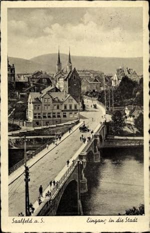 Bild des Verkufers fr Ansichtskarte / Postkarte Saalfeld an der Saale Thringen, Eingang in die Stadt, Brcke, Kirchturm zum Verkauf von akpool GmbH