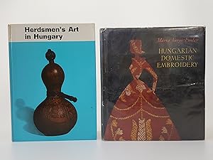 Bild des Verkufers fr Herdsmen's Art in Hungary and Hungarian Domestic Embroidery [2 volumes relating to Hungarian Art] zum Verkauf von Keoghs Books