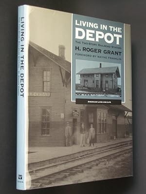 Immagine del venditore per Living in the Depot: The Two-Story Railroad Station venduto da Bookworks [MWABA, IOBA]