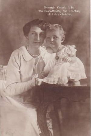 Seller image for Herzogin Victoria Louise von Braunschweig und Lneburg mit Prinz Christian. Postkarte in Photodruck. Ungelaufen. for sale by Antiquariat Heinz Tessin