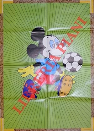 Topolino gioca a pallone.