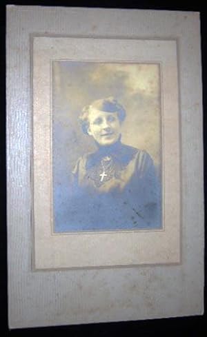 Bild des Verkufers fr Circa 1895 Photographic Portrait of a Christian Woman By the Davis Picture Shop, Catskill New York zum Verkauf von Certain Books, ABAA