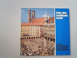 Bild des Verkufers fr Unter dem weiblauen Schild - 30 Jahre Schirmherrschaft Bayerns ber die Sudetendeutschen. zum Verkauf von Antiquariat Bookfarm