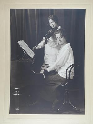 Zwei Mädchen, (Schwestern) spielen Violine und Klavier. Originalfotografie (Silbergelatine auf Ka...