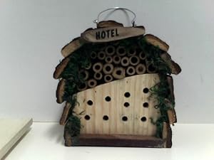 Insektenhotel für Bienen und Marienkäfer