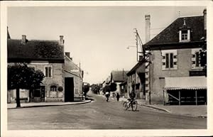 Immagine del venditore per Ansichtskarte / Postkarte Vaumas Allier, Route de Moulins, Straenpartie, Cafe Restaurant venduto da akpool GmbH