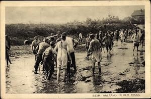 Ansichtskarte / Postkarte Beim Aalfang in der Maas, Meuse, Soldaten im seichten Wasser des Flusses