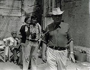 Bild des Verkufers fr Originalfotografie, verso gestempelt Italfoto Roma, hs. "Roma luglio '71". Fellini am Filmset zu "Roma". zum Verkauf von Biblion Antiquariat