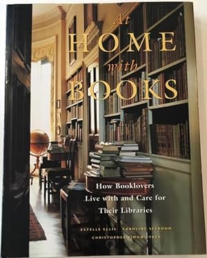 Imagen del vendedor de At home with books. How Booklovers Live with and Care for their Libraries. a la venta por Antiquariat Im Seefeld / Ernst Jetzer