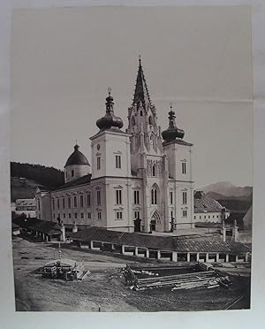 Basilika. Originalfotografie, Albumin auf Karton. Auf der Rückseite Stempel des Fotografen Nikola...