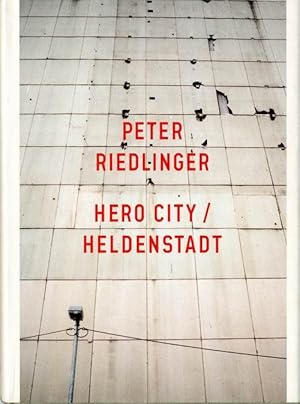 Bild des Verkufers fr Hero City. Heldenstadt. (signed) zum Verkauf von Buch + Foto Marie-Luise Platow