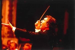 Claudio Abbado mentre dirige