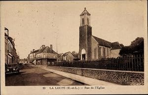 Image du vendeur pour Ansichtskarte / Postkarte La Loupe Eure et Loir, Rue de l'Eglise, Straenpartie mit Blick auf die Kirche mis en vente par akpool GmbH