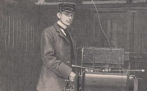 Guglielmo Marconi , der Erfinder der Telegraphie ohne Draht, vor seinem Apparat.