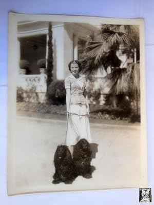 Bild des Verkufers fr Antigua Foto - Old Photography : BETTY FURNESS con sus perritos (Original Americana) zum Verkauf von LIBRERA MAESTRO GOZALBO