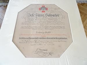 Verleihung der silbernen Ehrenmedaille vom roten Kreuz mit der Kriegsdekoration an Ludwig Hecht.