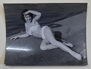 Bild des Verkufers fr Ganzportrt im Bikini liegend. Agentur-Fotografie vom July 1955 von Paul Popper, London aus dem Bestand der "Presse-Photo-Actuelle, Saarbrcken). zum Verkauf von Antiquariat Martin Barbian & Grund GbR