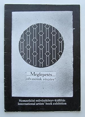 Imagen del vendedor de Meglepetes. olvasoink reszere!" Nemzetkozi muveszkonyz-kiallitas ("A surprise for our readers!" International Artists' Book Exhibition) a la venta por William Allen Word & Image