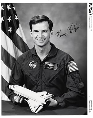 SIGNED PHOTOGRAPH OF NASA SHUTTLE ASTRONAUT KEVIN CHILTON
