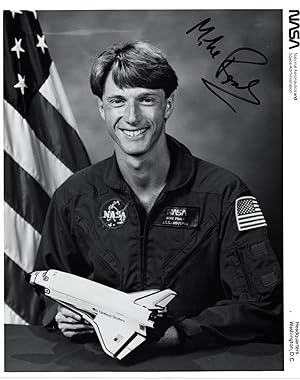 SIGNED PHOTOGRAPH OF NASA SHUTTLE ASTRONAUT MIKE FOALE