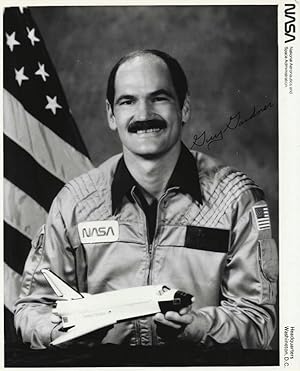 SIGNED PHOTOGRAPH OF NASA ADMINISTRATOR AND SHUTTLE ASTRONAUT GUY GARDNER