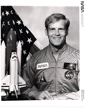 SIGNED PHOTOGRAPH OF NASA SHUTTLE ASTRONAUT MARK C. LEE