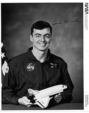 SIGNED PHOTOGRAPH OF NASA SHUTTLE ASTRONAUT ANDREW M. ALLEN