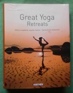 Imagen del vendedor de Great Yoga Retreats. Edited and Compiled by Angelika Tschen. a la venta por Versandantiquariat Sabine Varma