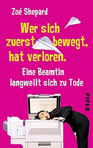 Image du vendeur pour Wer sich zuerst bewegt, hat verloren : eine Beamtin langweilt sich zu Tode. Zo Shepard. Aus dem Franz. von Susanne Reinker / Piper ; 30177 mis en vente par Antiquariat Buchhandel Daniel Viertel