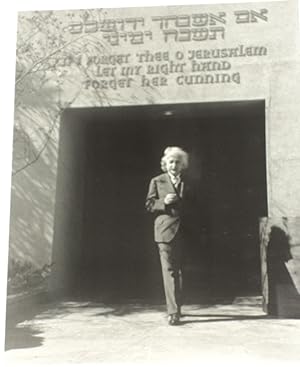Bild des Verkufers fr A BEAUTIFUL ORIGINAL PHOTOGRAPH OF ALBERT EINSTEIN AT THE PALESTINE PAVILION AT THE 1939 WORLD'S FAIR. zum Verkauf von Blue Mountain Books & Manuscripts, Ltd.