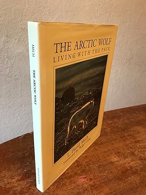 Immagine del venditore per The Arctic Wolf: Living with the Pack. venduto da Chris Duggan, Bookseller