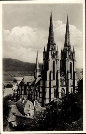 Bild des Verkufers fr Ansichtskarte / Postkarte Marburg an der Lahn, St. Elisabethkirche, Gesamtansicht, Blick ber die Dcher der Stadt zum Verkauf von akpool GmbH