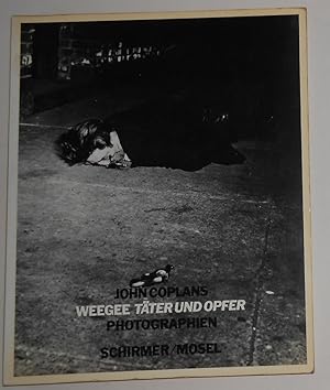 Bild des Verkufers fr Weegee - Tater Und Opfer - 85 Photographien zum Verkauf von David Bunnett Books