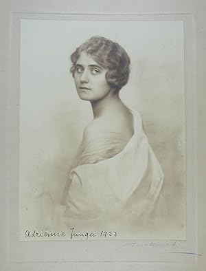 Adrienne Junger. Originalfotografie (Bromsilbergelatine auf der Bildseite bezeichnet u. dat. sowi...