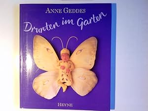 Seller image for Drunten im Garten. Anne Geddes. [ns Dt. bertr. von Molly Blum for sale by Antiquariat Buchhandel Daniel Viertel